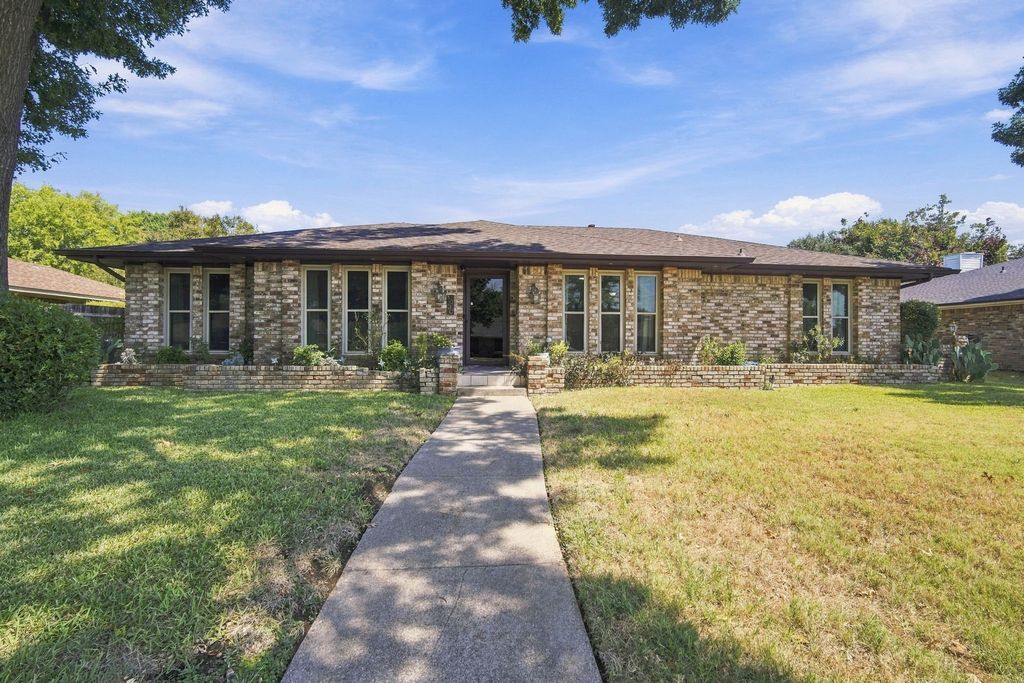 1030 Shadywood Lane, Desoto, TX 75115 — exterior