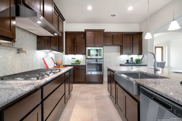 797 LILLY BLF, Castroville, TX 78009