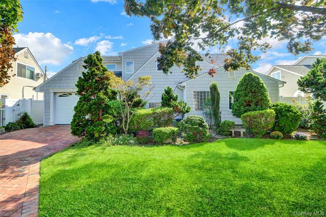 19 Topper Lane, Levittown, NY 11756