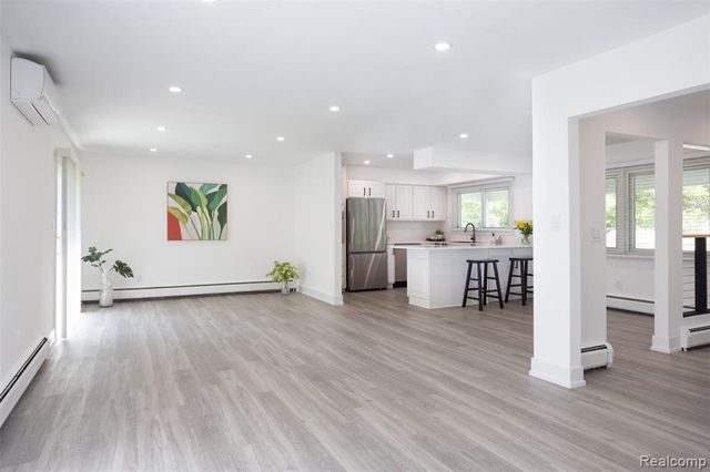 2862 Rossmoor Circle, Bloomfield Hills, MI 48302