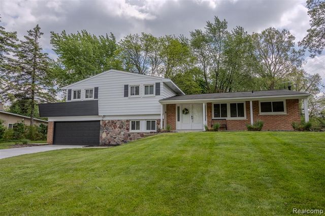 2862 Rossmoor Circle, Bloomfield Hills, MI 48302