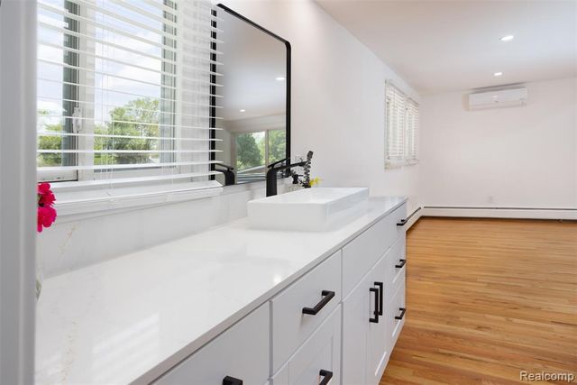 2862 Rossmoor Circle, Bloomfield Hills, MI 48302
