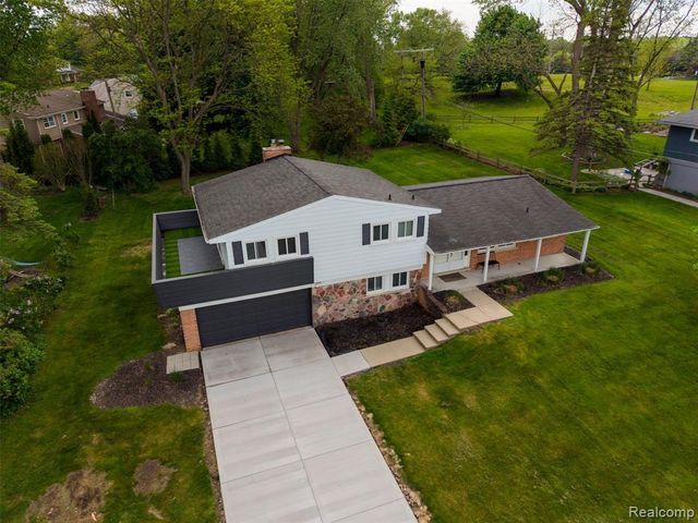 2862 Rossmoor Circle, Bloomfield Hills, MI 48302