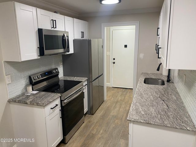 160 Cross Slope Court B, Manalapan, NJ 07726