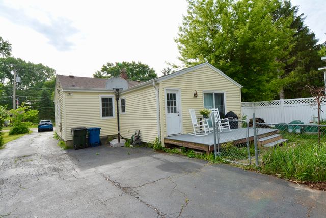 1028 West Drive, South Elgin, IL 60177