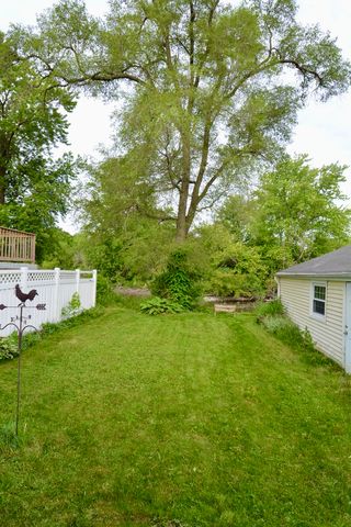 1028 West Drive, South Elgin, IL 60177