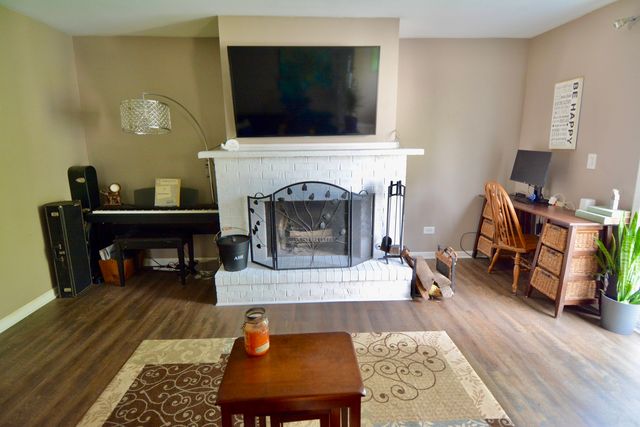 1028 West Drive, South Elgin, IL 60177