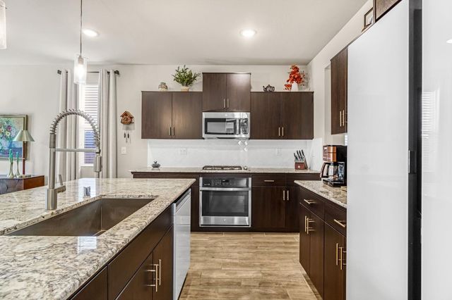 994 Groveland Avenue W, Madera, CA 93636