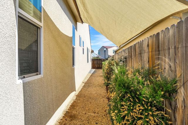 994 Groveland Avenue W, Madera, CA 93636