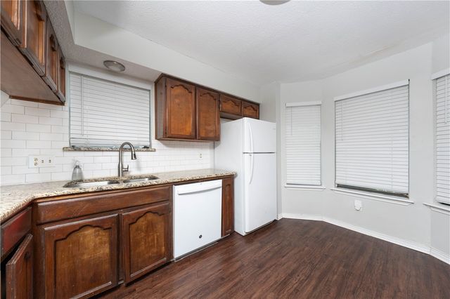 4010 Oak Bay Dr E, Corpus Christi, TX 78413