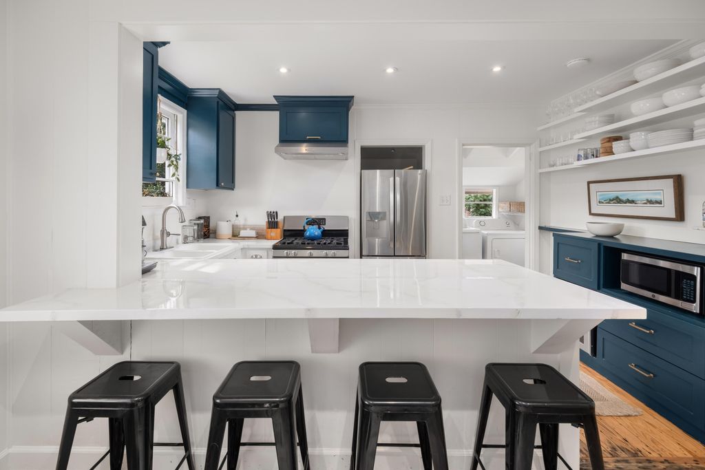 Image 15 of property listing at 106 Hickory Street, Charleston, SC 29407