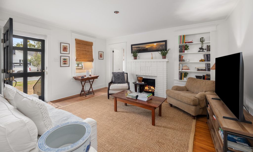 Image 2 of property listing at 106 Hickory Street, Charleston, SC 29407