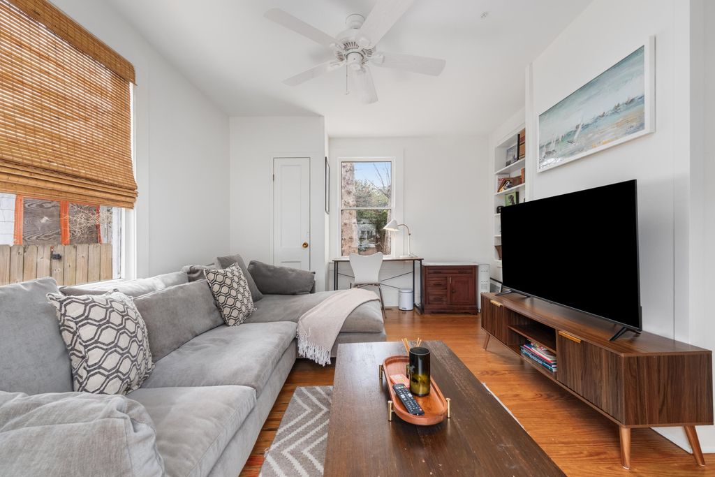 Image 7 of property listing at 106 Hickory Street, Charleston, SC 29407