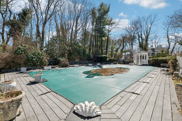 2 Three Pond Road, Smithtown, NY 11787