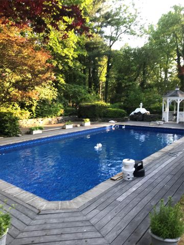 2 Three Pond Road, Smithtown, NY 11787