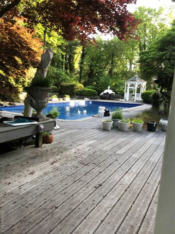 2 Three Pond Road, Smithtown, NY 11787