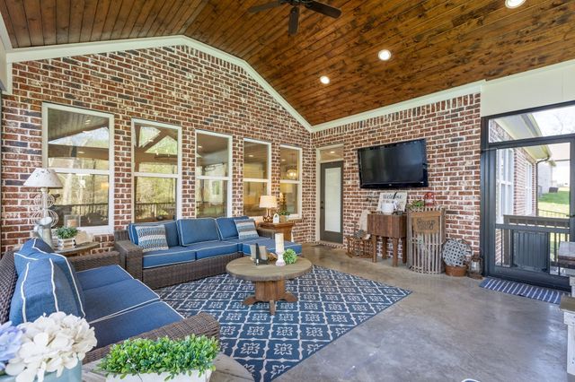 1070 Hideaway Rd, Columbia, TN 38401