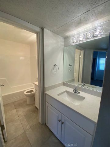 7651 Reseda Blv 5T, Reseda, CA 91335