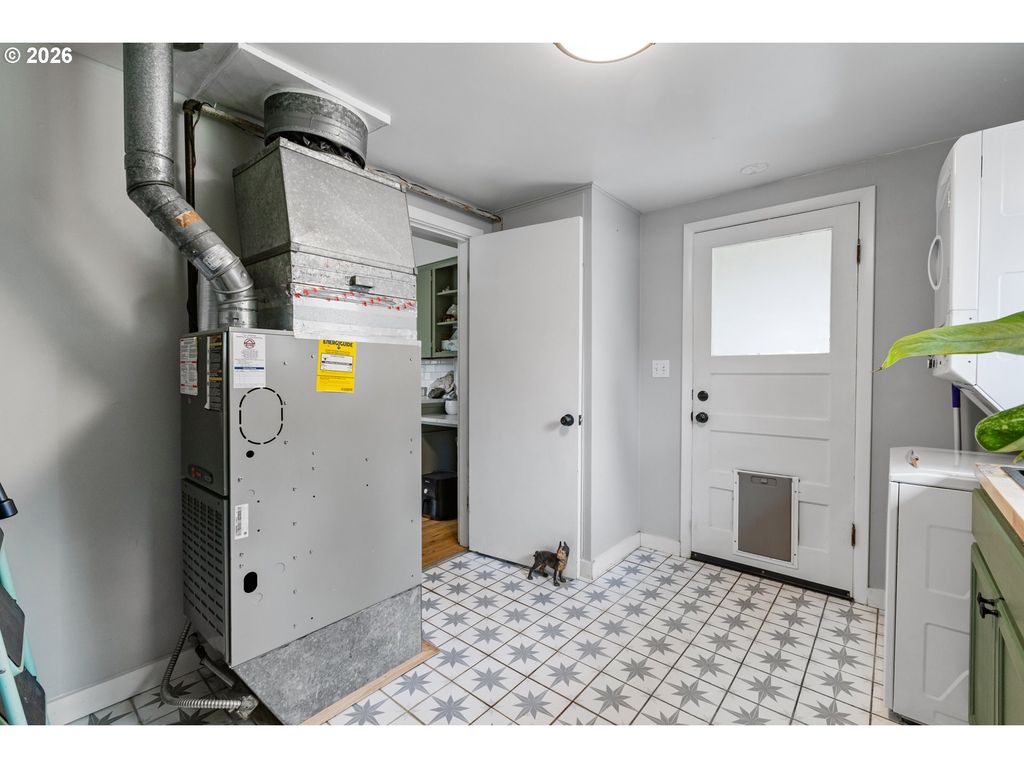 Image 10 of property listing at 609 4TH St, Dayton, OR 97114