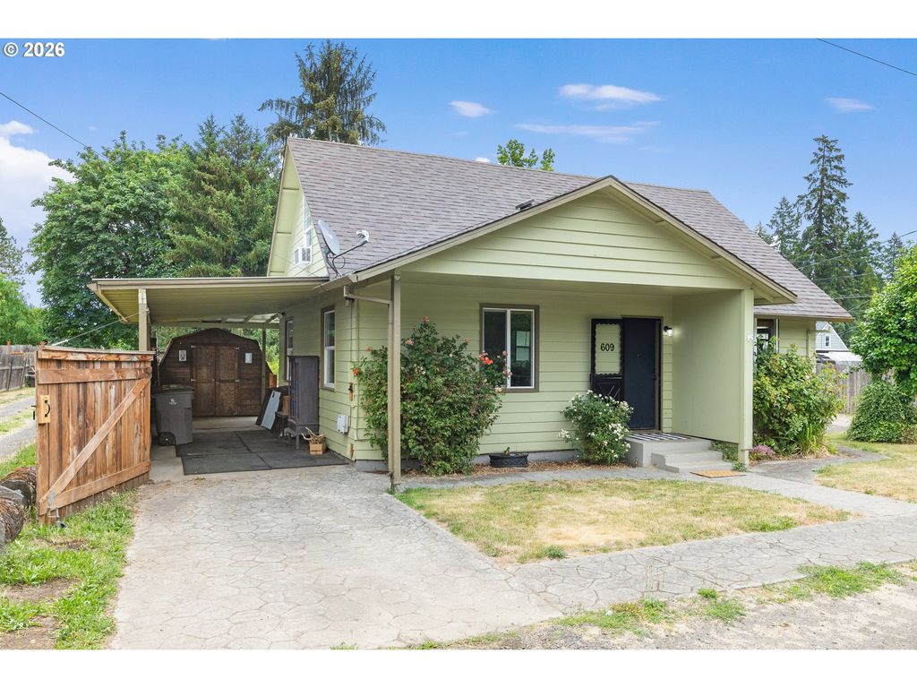 Image 2 of property listing at 609 4TH St, Dayton, OR 97114