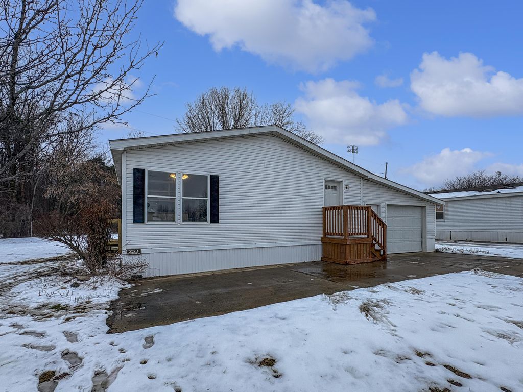 253 E Scarlet Oak Drive, Coopersville, MI 49404