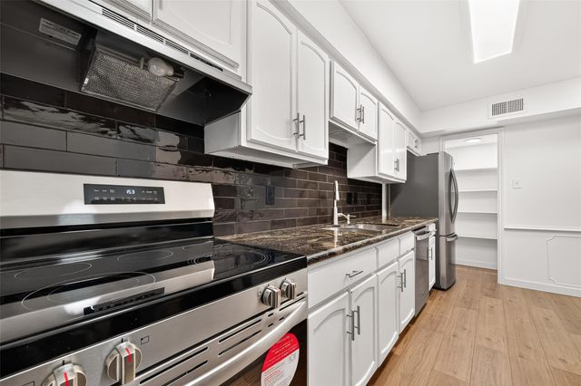 359 N Post Oak Lane 127, Houston, TX 77024