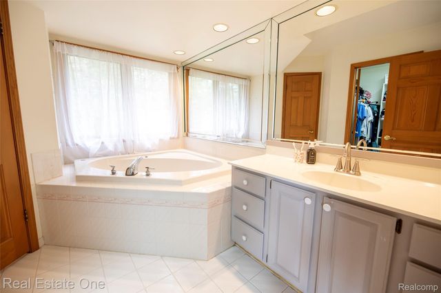 11514 Kings Knight Circle, Grand Blanc, MI 48439