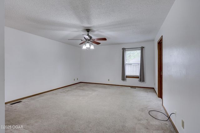 1422 W Macon Street, Carthage, MO 64836