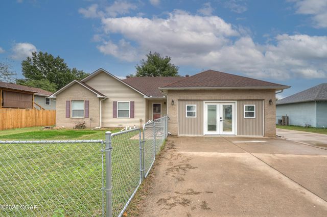 1422 W Macon Street, Carthage, MO 64836