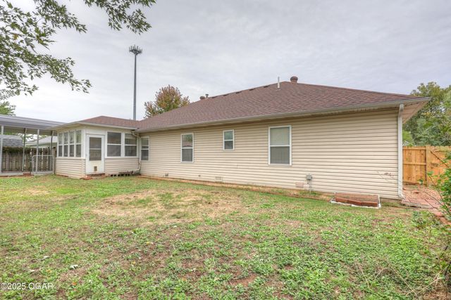 1422 W Macon Street, Carthage, MO 64836