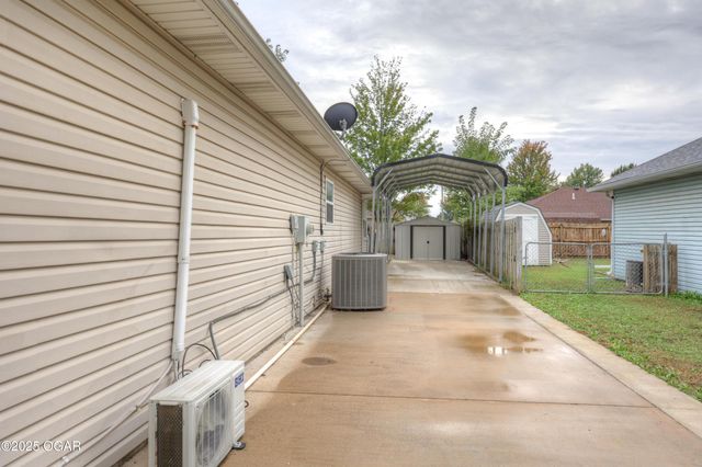 1422 W Macon Street, Carthage, MO 64836