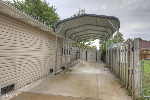 1422 W Macon Street, Carthage, MO 64836