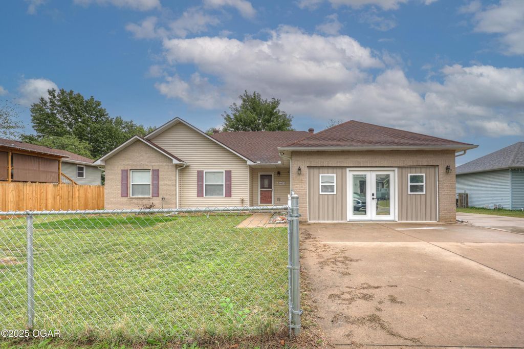 1422 W Macon Street, Carthage, MO 64836