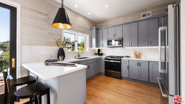 2591 Leicester Drive, Los Angeles, CA 90046