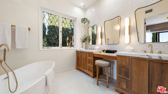 2591 Leicester Drive, Los Angeles, CA 90046