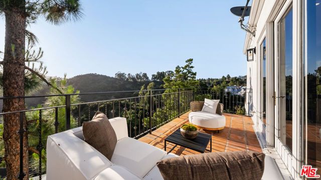 2591 Leicester Drive, Los Angeles, CA 90046