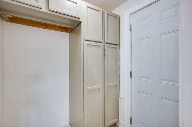 353 N Oliver Ave, Wichita, KS 67208
