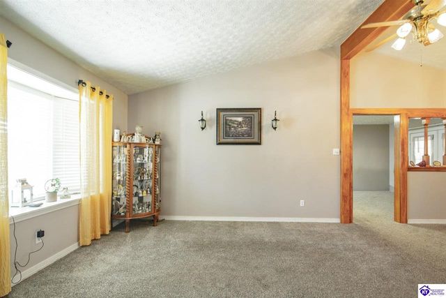 1007 S Woodland Drive, Radcliff, KY 40160