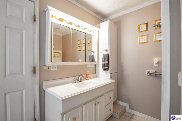 1007 S Woodland Drive, Radcliff, KY 40160