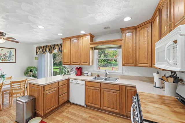 318 Kenway Drive, Lansing, MI 48917