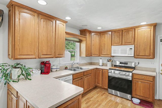 318 Kenway Drive, Lansing, MI 48917