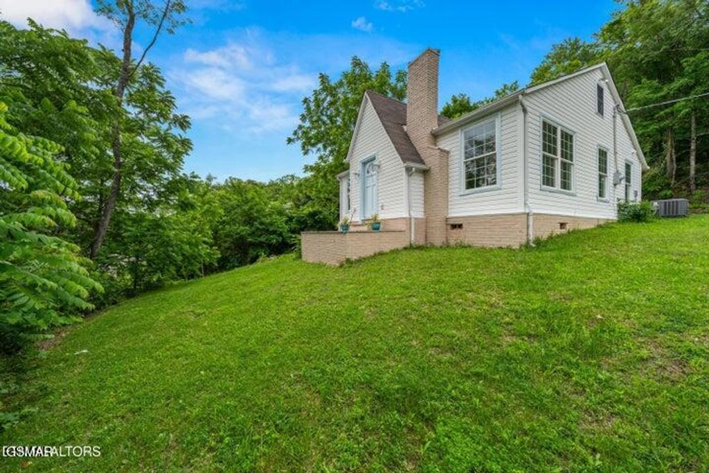 739 W Main Street Street, Sevierville, TN 37862