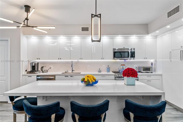 17555 Atlantic Blvd UPH3, Sunny Isles Beach, FL 33160