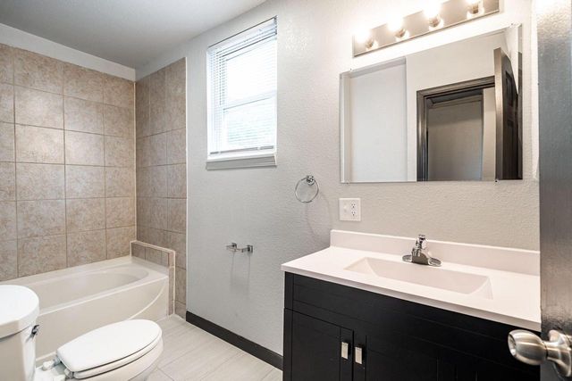 547 N 25th STREET, Milwaukee, WI 53233
