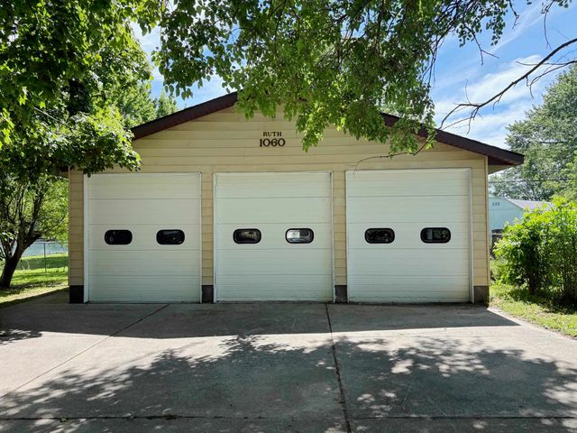 1060 Pawnee Drive, Burton, MI 48509