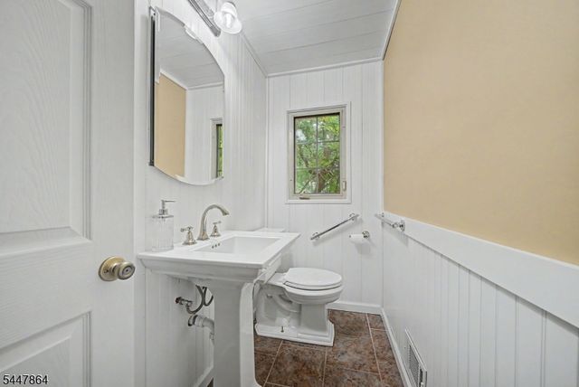 150 Orben Dr, Mount Arlington Boro, NJ 07850
