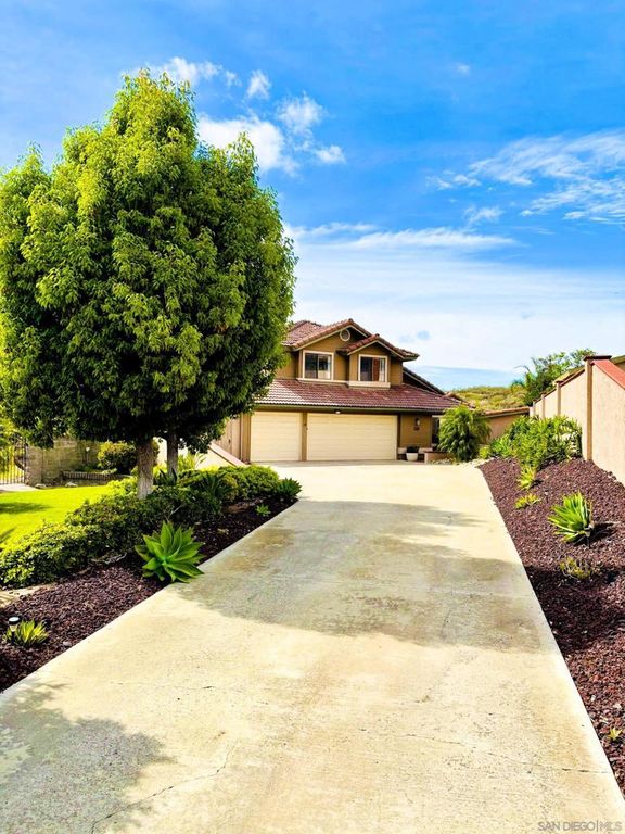 Image 2 of property listing at 672 CHATEAU PLACE, Escondido, CA 92029