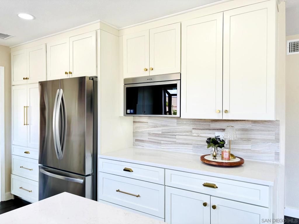 Image 21 of property listing at 672 CHATEAU PLACE, Escondido, CA 92029
