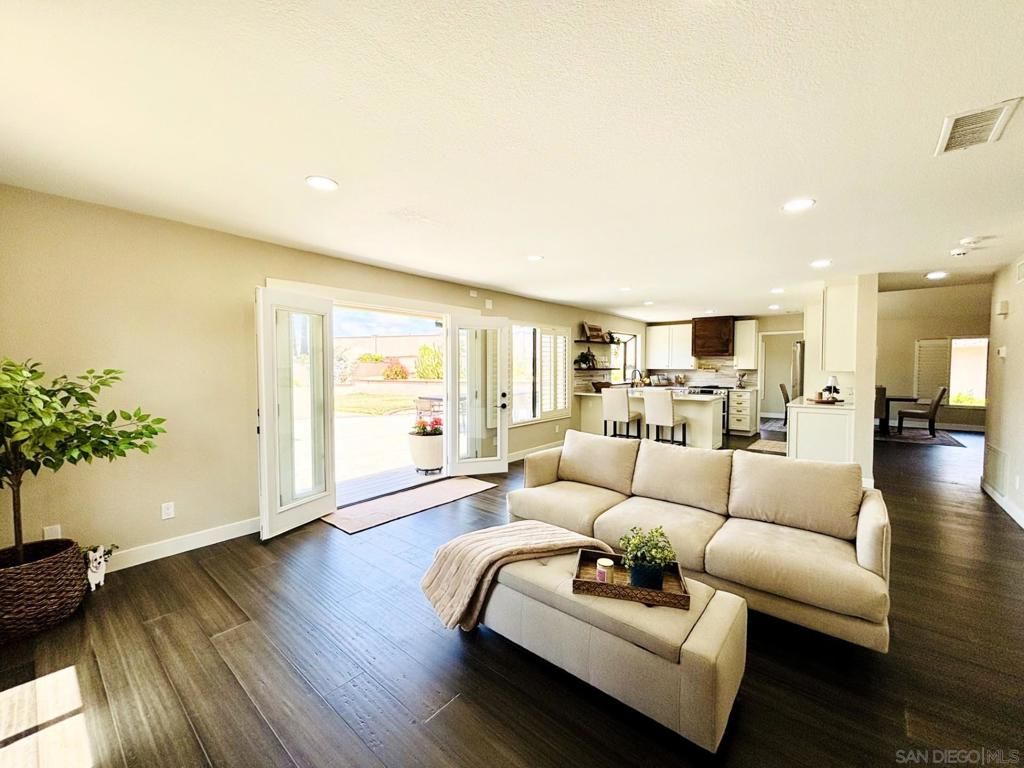 Image 27 of property listing at 672 CHATEAU PLACE, Escondido, CA 92029