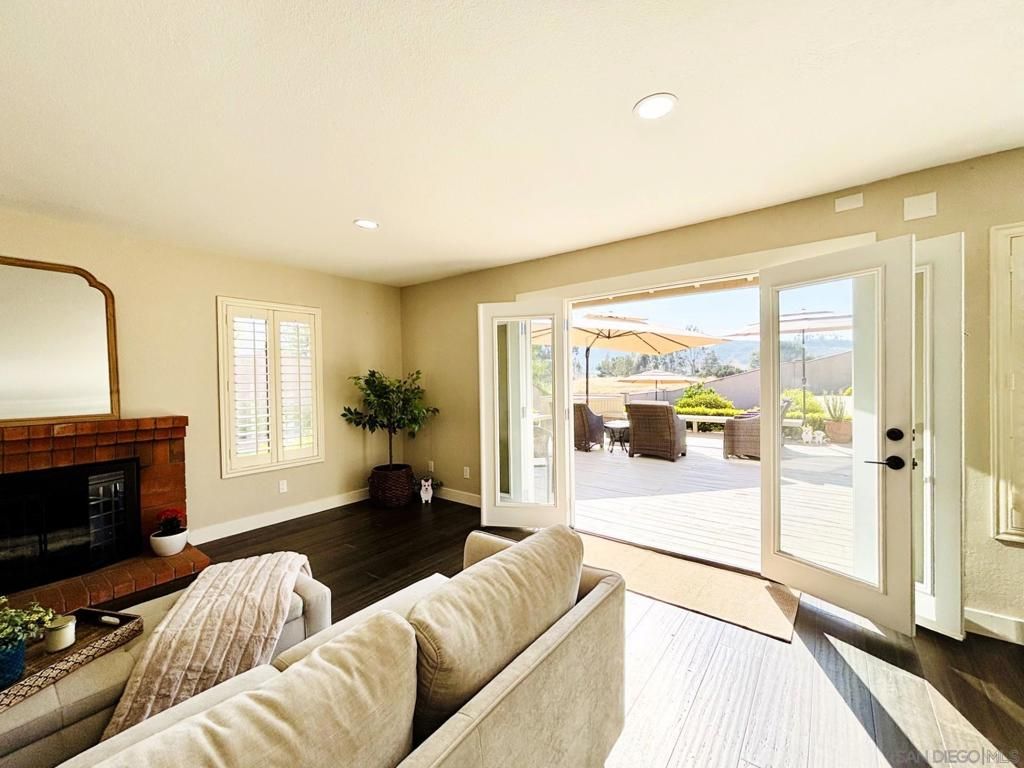 Image 28 of property listing at 672 CHATEAU PLACE, Escondido, CA 92029